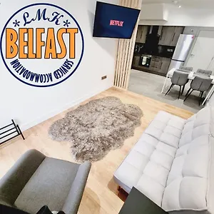 Lmk, Spacious 1 Bedroom Ground Floor Apartment, Ev Charger, Free Parking Wi-fi, Great Location Apartment